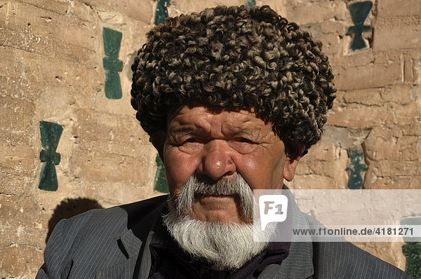 Mann mit Fellmütze und Bart Usbekistan