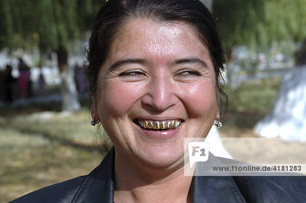 Portrait Frau mit goldenen Zähnen Usbekistan