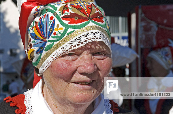 Frau in Nationaltracht- Volkstanz hat Tradition in Estland Baltikum