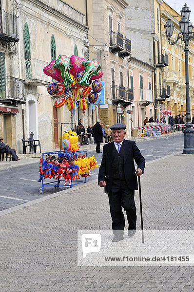 Alter Mann vor Jahrmarktstand  Dorfplatz  Pietraperzia  Sizilien  Italien  Europa
