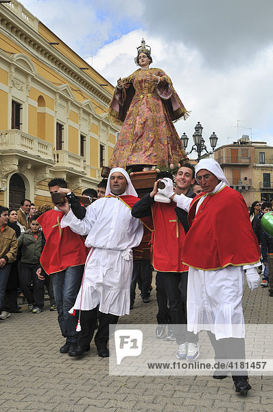 Men carrying a statue of the Virgin Mary  Holy Week  Easter Procession  Pietraperzia  Sicily  Italy  Europe