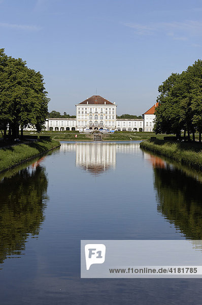 Schlossgartenkanal mit Auffahrtsallee und Mittelbau des Nymphenburger Schlosses in München  Oberbayern  Bayern  Deutschland