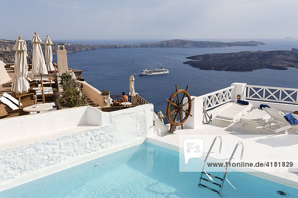Blick von Hotelanlage mit Swimming Pool und Terrasse in Imerovigli   Santorin in der Ägäis  Griechenland  Europa