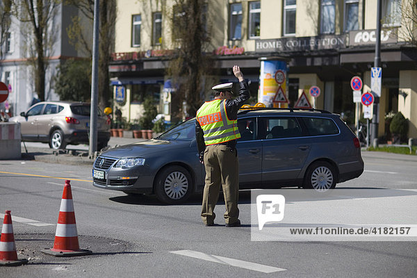 Polizist regelt den Straßenverkehr  München  Bayern  Deutschland