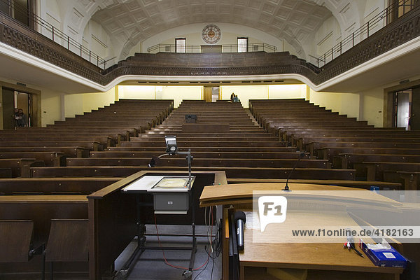 Leerer Hörsaal in der Ludwig-Maximilians-Universität in München  Bayern  Deutschland