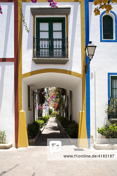Durchgang und Hauseingang in Puerto de Mogan auf Gran Canaria  Kanarische Inseln  Spanien