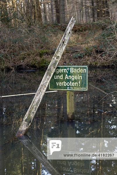 Lagern  Baden und Angeln Verboten in einen Tümpel im Eschweiler Wald bei Aachen  Nordrhein Westfalen  Deutschland  Europa