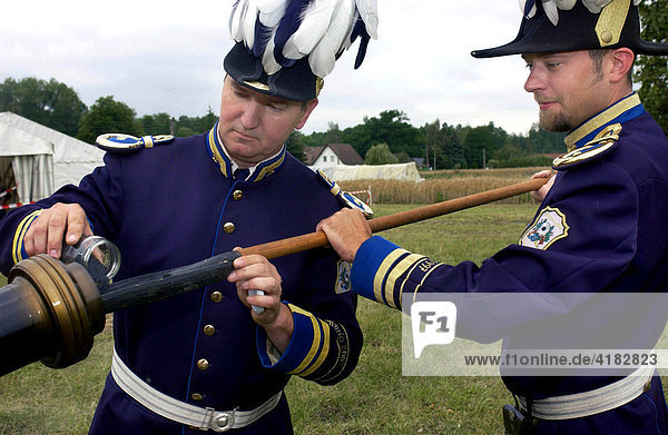 Canoneers of the Luebbenau shooting guild are charging a canon