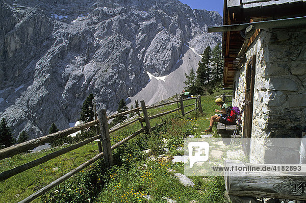 Rast an einer Jagdhütte im Karwendel  Tirol  Österreich