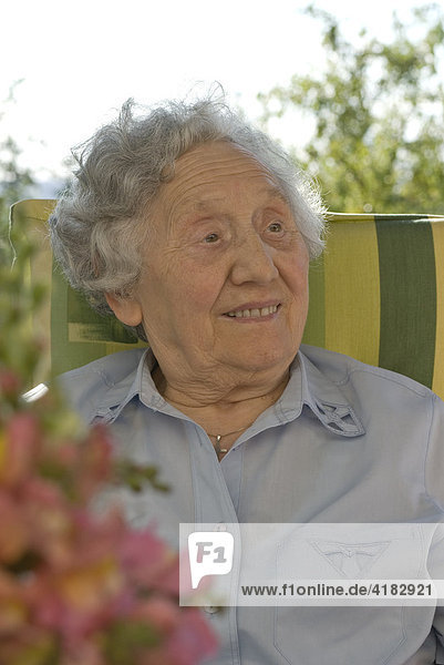 Seniorin feiert ihren 85. Geburtstag