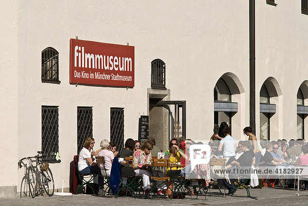 Cafe im Münchner Stadtmuseum  Filmmuseum  München  Bayern  Deutschland  Europa