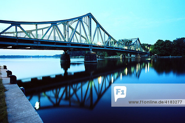 Glienicker Brücke zwischen Berlin und Potsdam  Brandenburg  Deutschland