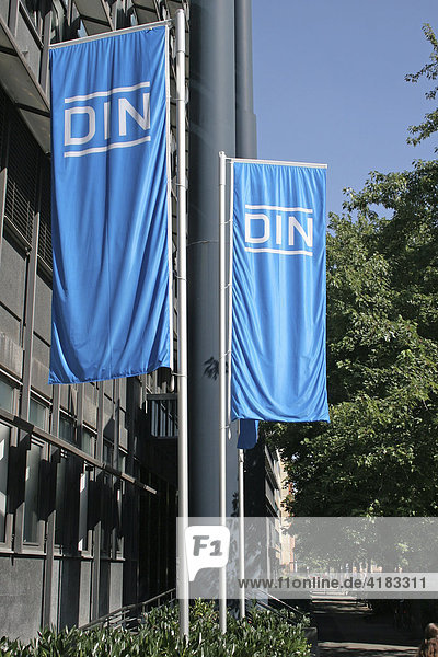 Flaggen vor dem Deutschen Institut für Normung e.V. in Berlin  Deutschland  Europa