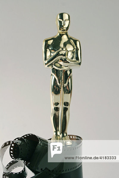 Oscar Statue von Filmstreifen umwickelt