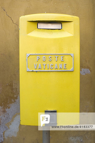 Gelber Briefkasten der Vatikanischen Post (Poste Vaticane)  Rom  Italien