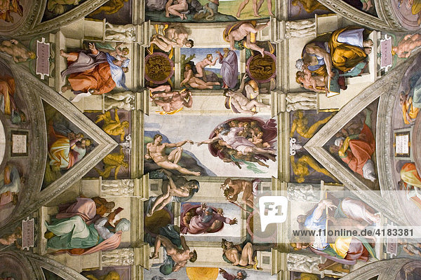 Die Erschaffung Adams  bekanntes Detail aus dem Deckenfresko der Sixtinischen Kapelle von Michelangelo  Vatikan  Rom   Latium   Italien   Europa