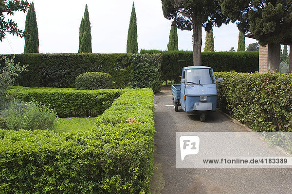 Italienische Gartenlandschaft mit blauem Nutz-Ape  Rom  Italien