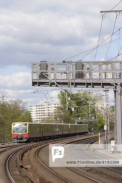 S-Bahn mit Schienen und Oberleitungen  Berlin  Deutschland