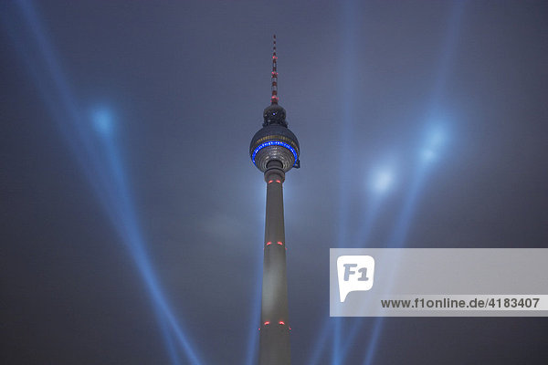 Berliner Fernsehturm beim Festival of Lights  Berlin  Deutschland  Europa