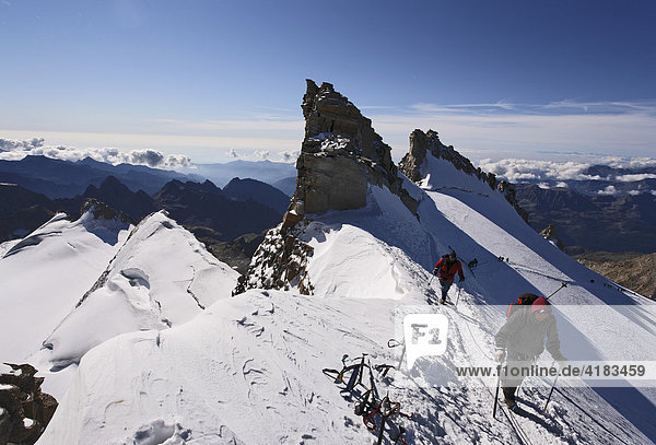Bergsteiger kurz vor dem Gipfel des Gran Paradiso 4061m  Aostatal  Italien