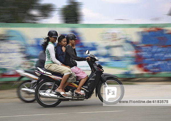Mädchen auf Motorrad in Tenggarong  Ost-Kalimantan  Borneo  Indonesien