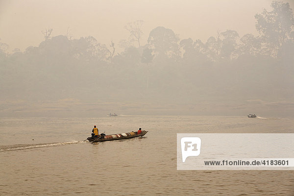 Smog über Fluß Sungai Mahakam  Ost-Kalimantan  Borneo  Indonesien