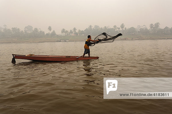 Fischer auf Fluß Sungai Mahakam  Ost-Kalimantan  Borneo  Indonesien