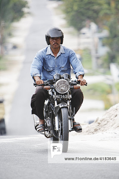 Motorradfahrer in Pangkalanbun  Zentral Kalimantan  Borneo  Indonesia