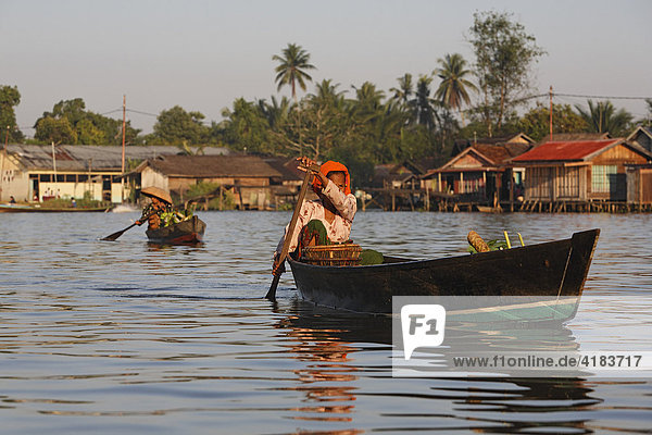 Woman on the way to floating market  Banjarmasin  South-Kalimantan  Borneo  Indonesia