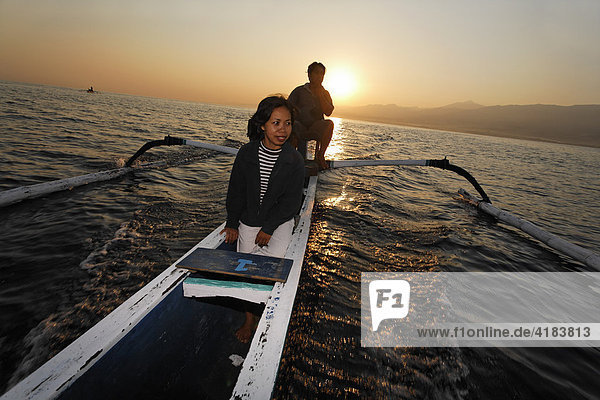 Asiatische Frau in Boot  Lovina Beach  Bali  Indonesien