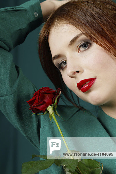 Junge Frau mit roter Rose