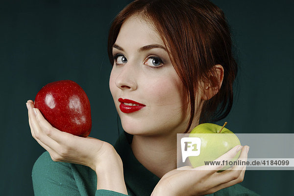 Junge Frau mit zwei Äpfeln