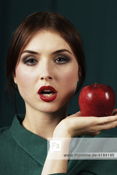 Junge Frau mit Apfel