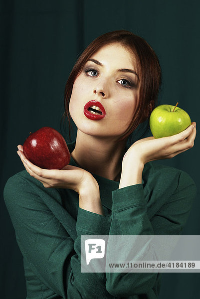 Junge Frau mit 2 Äpfeln