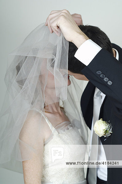 Bräutigam küßt die Braut