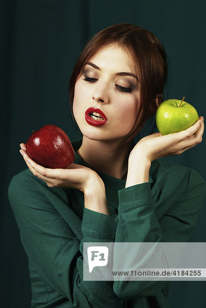 Junge Frau mit 2 Äpfel