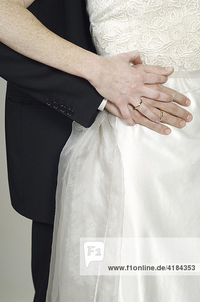 Braut und Bräutigam halten sich die Hände