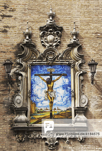 Bild des gekreuzigten Jesus auf kunstvollen Keramiken  Außenmauer der Kirche am Plaza de la Encarnacion  Sevilla  Andalusien  Spanien