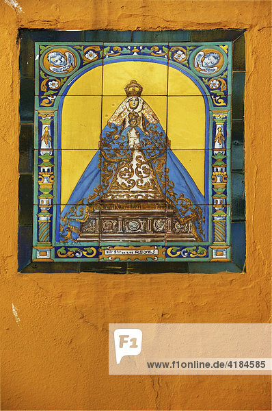 Bild der Maria auf kunstvollen Keramiken  Außenmauer einer Kirche in Sevilla  Andalusien  Spanien