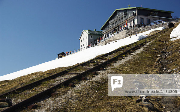 Haus Schafbergspitze mit Gleisen für Gepäcktransport am Gipfel des Schafberges  Salzburg  Österreich  Europa