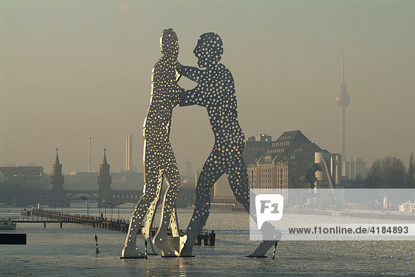 Molecule Men  ein Monumentalkunstwerk  von Jonathan BOROFSKY in der Spree im Osthafen (1998 / 1999 errichtet). Im Hintergrund die Oberbaumbruecke  frueherer Grenzuebergang.