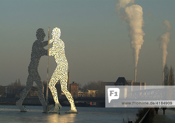 Molecule Men  ein Monumentalkunstwerk  von Jonathan BOROFSKY in der Spree im Osthafen (1998 / 1999 errichtet).