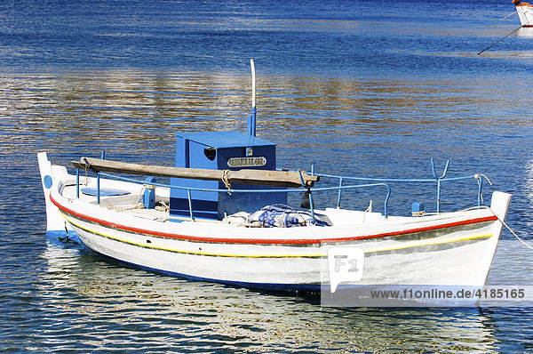 Fischerboot im Hafen von Kythnos  Kykladen  Griechenland.