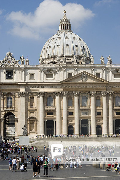 Fassade des Petersdomes St. Petersplatz mit Heiligenfiguren Rom Vatikan Italien