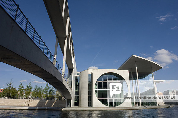 Regierungsviertel an der Spree  Marie-Elisabeth-Lueders-Haus Bibliothek des Bundestages. Brücke über die Spree  Berlin  Deutschland