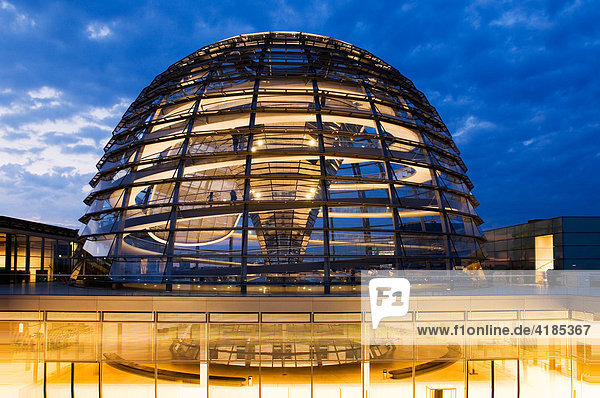 Reichstagskuppel am Abend  Berlin  Deutschland