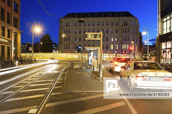 Straßenbahnhaltestelle mit Autoverkehr und Straßenbahn in der berliner Innenstadt am Abend  Hackescher Markt  Berlin  Deutschland