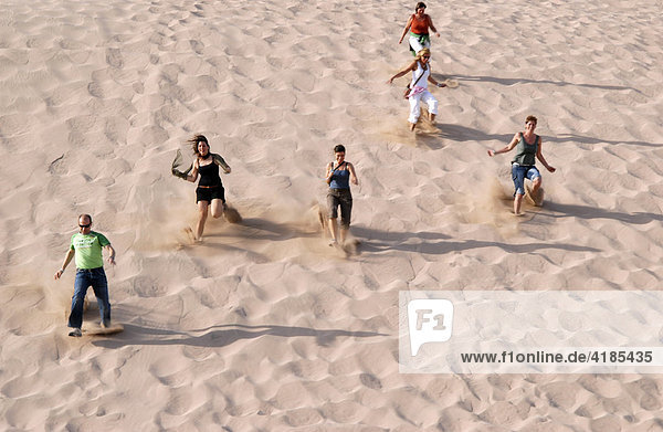 Wüste nahe Hurghada am Roten Meer. Touristen rennen eine Sanddüne herunter  Hurghada  Ägypten