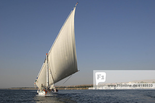 Nil Katarakt - Feluken  Segelschiffe  mit Touristen auf dem Nil  Assuan  Aswan  Ägypten