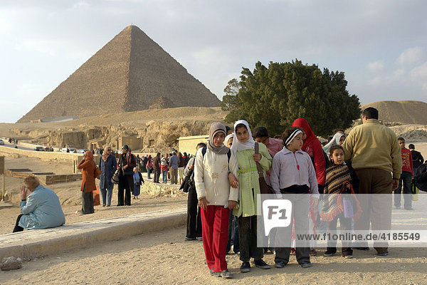 Die Pyramiden in Gizeh. Ägyptische Schulklasse vor der Cheops Pyramide  Gizeh  Kairo  Ägypten